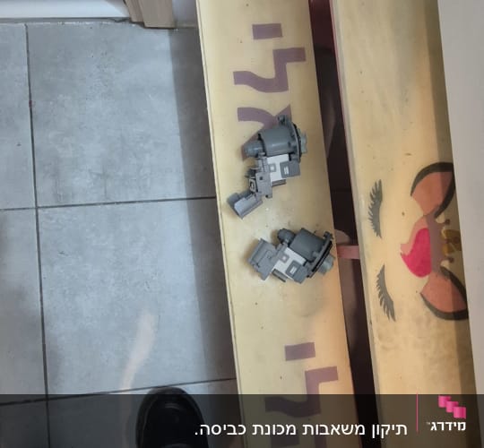 חלקי מתכת על רצפה ליד ספסל